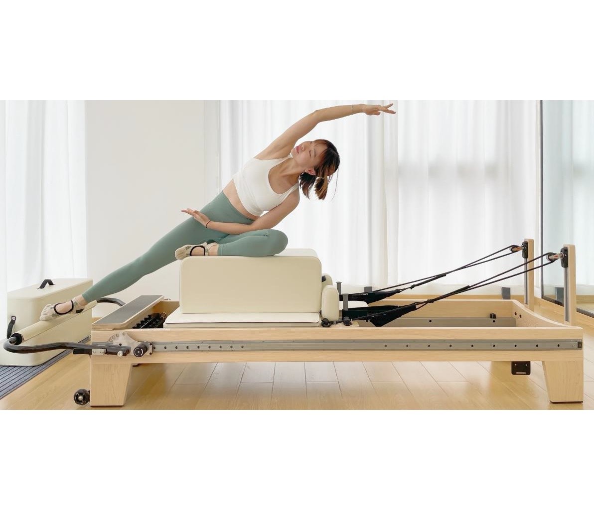 Clinical wooden reformer | Grey upholstery — צילום משפחת הרפורמר הקליני בCream · הגוון הנבחר Grey